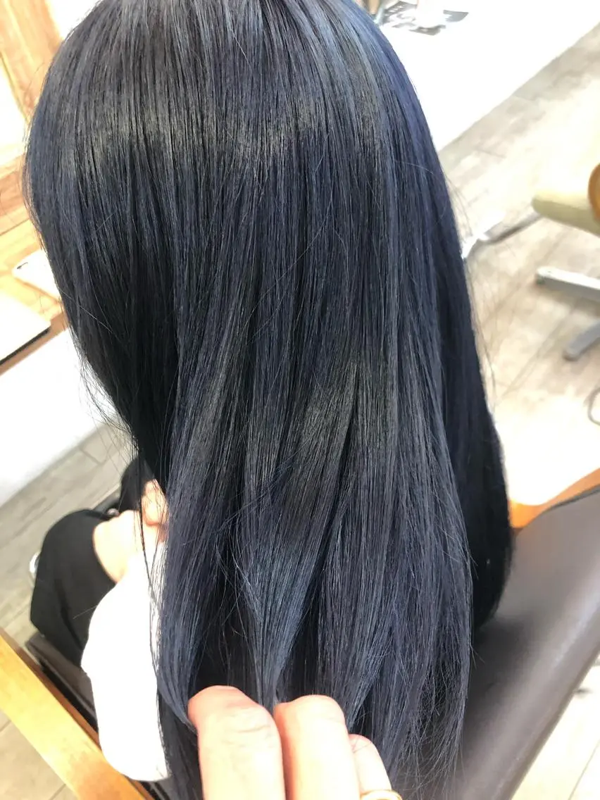 ロング カラー 黒髪 ブルーカラー ブルーブラック 伴 香織のヘアスタイル