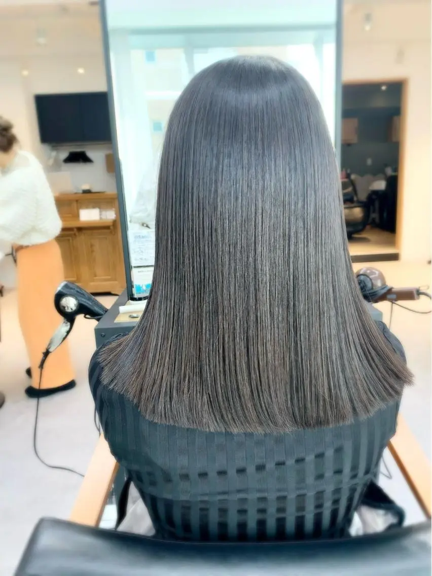 ミディアム カラー パーマ ヘアアレンジ メンズ キッズ ネイル マツエク・マツパ アイブロウ レイヤーカット／ 巻ける縮毛矯正のヘアスタイル