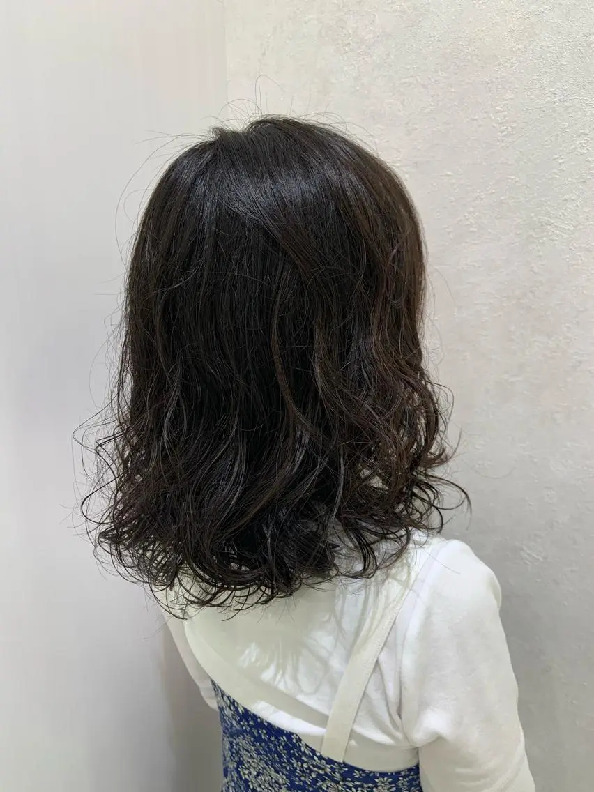 ミディアム パーマ ハイトーンカラー🤍 山下 優華のヘアスタイル