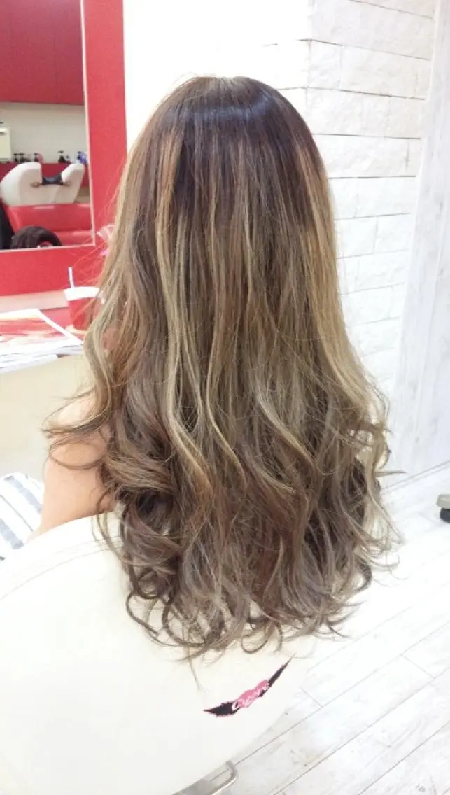 ロング カラー ハイライトカラー メッシュ 外国人風カラー ハイライト Le Lien カジのヘアスタイル