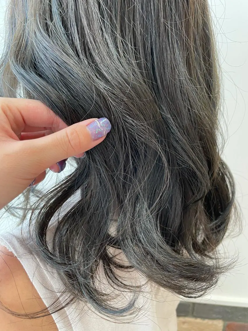 ロング カラー 透明感カラー 🩶🩵🩷AIRIのヘアスタイル