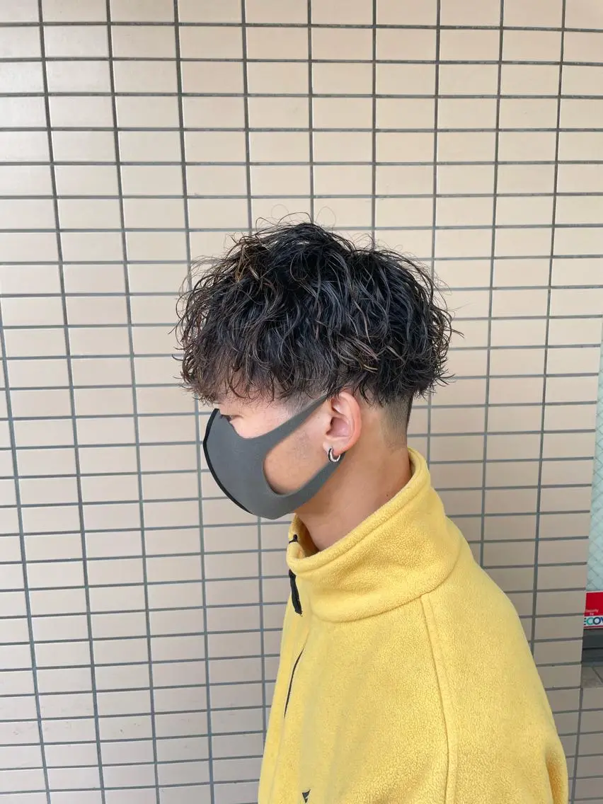 ショート カラー パーマ ヘアアレンジ メンズ アイブロウ メンズブリーチ センターパート メンズハイライト メンズハイトーン マッシュウルフ カット パーマ トリートメント ヘッドスパ ヘアセット スパイキー/フェザー /波巻き/かいとのヘアスタイル