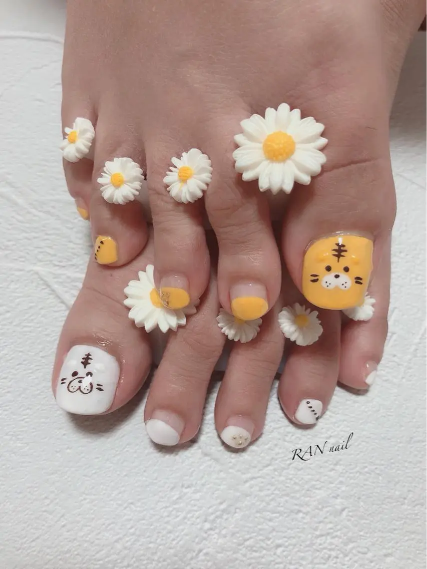 ネイル フットネイル オフィスネイル 春ネイル ホワイト 黄色 ハンドネイル フットネイル RAN nailのネイルデザイン