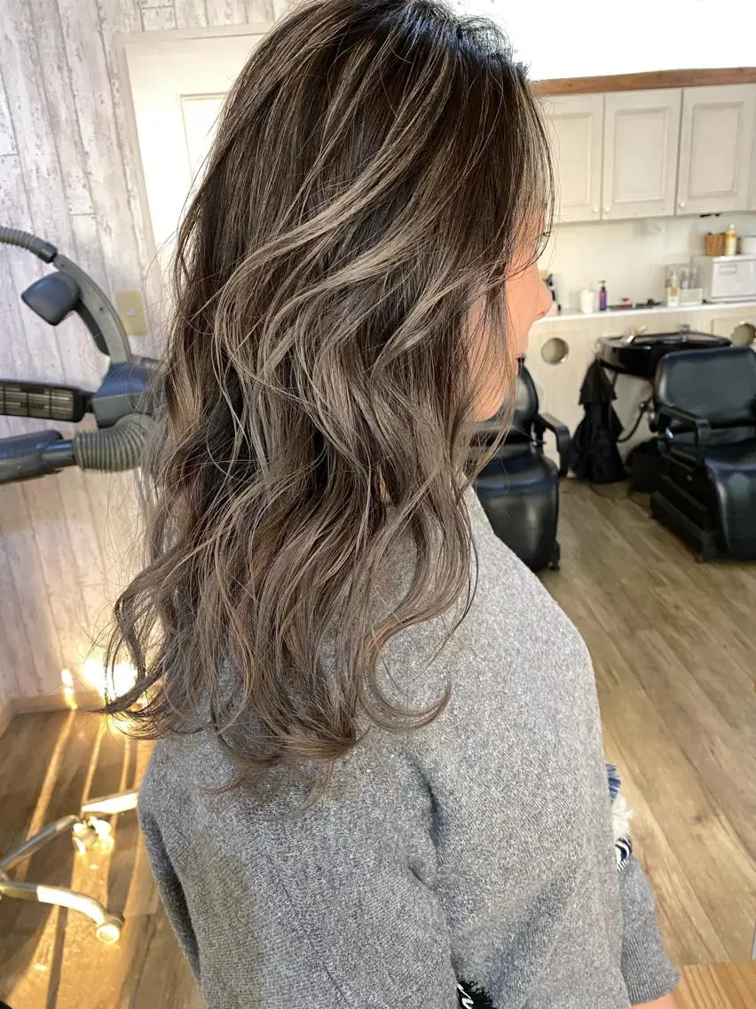 ロング カラー 佐々木 まゆかのヘアスタイル