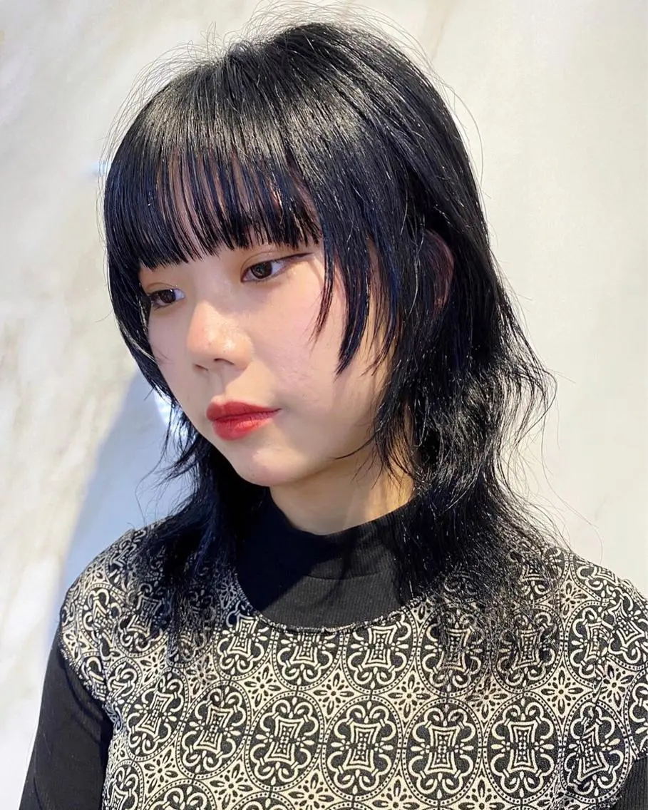 ミディアム カラー 黒髪 ブルーカラー ブルーブラック ウルフカット カット ヘアカラー トリートメント ブリーチ🫴 ボブ✍️レイヤーのヘアスタイル