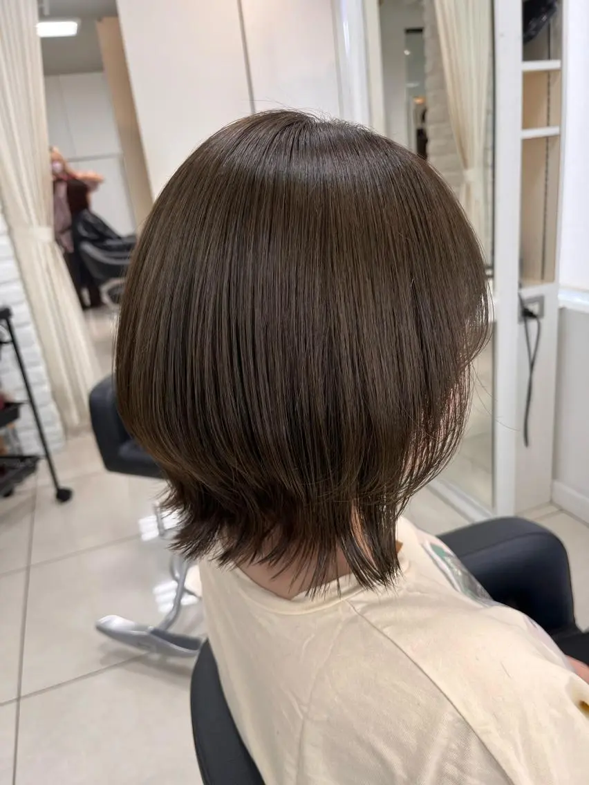ショート カラー ベージュカラー オリーブベージュ レイヤーカット 外ハネヘア カット ヘアカラー トリートメント 【メンズ縮毛矯正/ Ryoka】のヘアスタイル