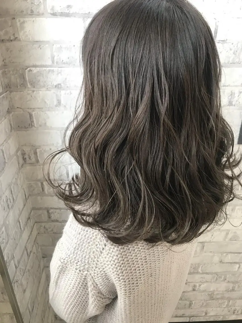 ミディアム カラー 透明感カラー ダークグレー ダークグレージュ グレージュ カット ヘアカラー Oopsレイヤー 加藤澄都のヘアスタイル