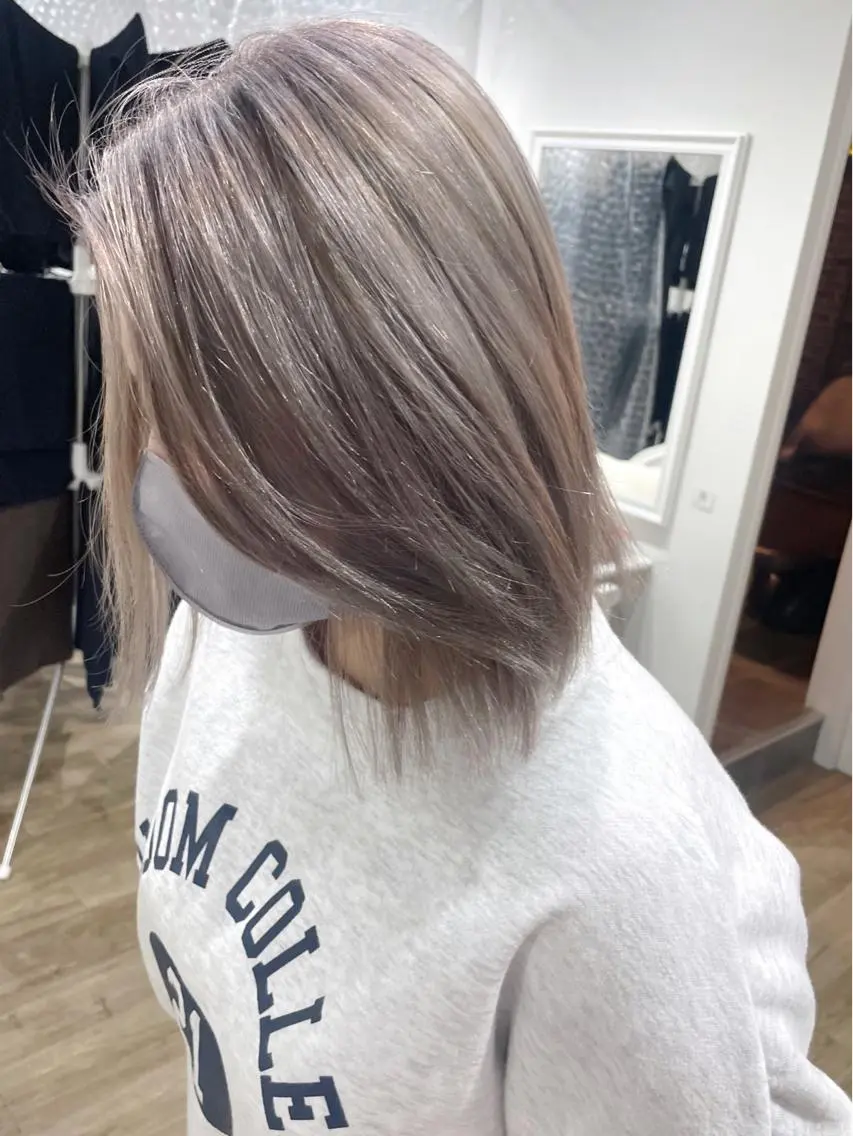 ミディアム カラー ヘアアレンジ ブリーチ グレージュ シルバー シルバーグレージュ ヘアカラー トリートメント 酸性縮毛矯正 梅田茶屋町 Juriのヘアスタイル