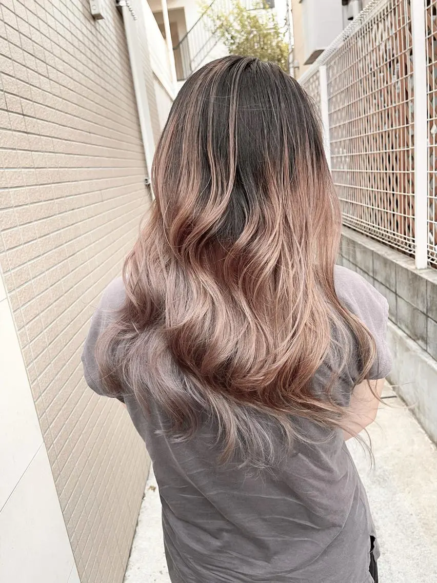 ロング カラー バレイヤージュ レイヤーカット トレンドパーマ 加藤菜月のヘアスタイル