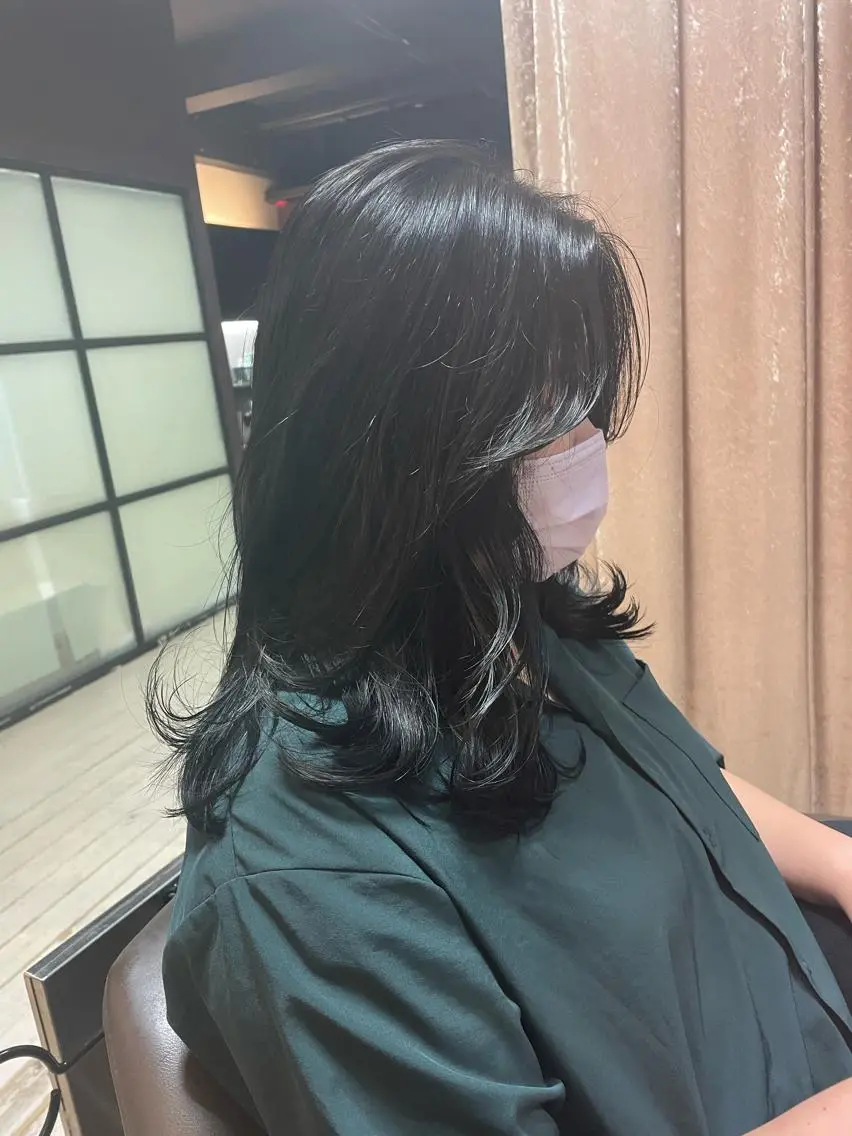 セミロング 顔まわりレイヤー レイヤーカット 山岸 朱里のヘアスタイル