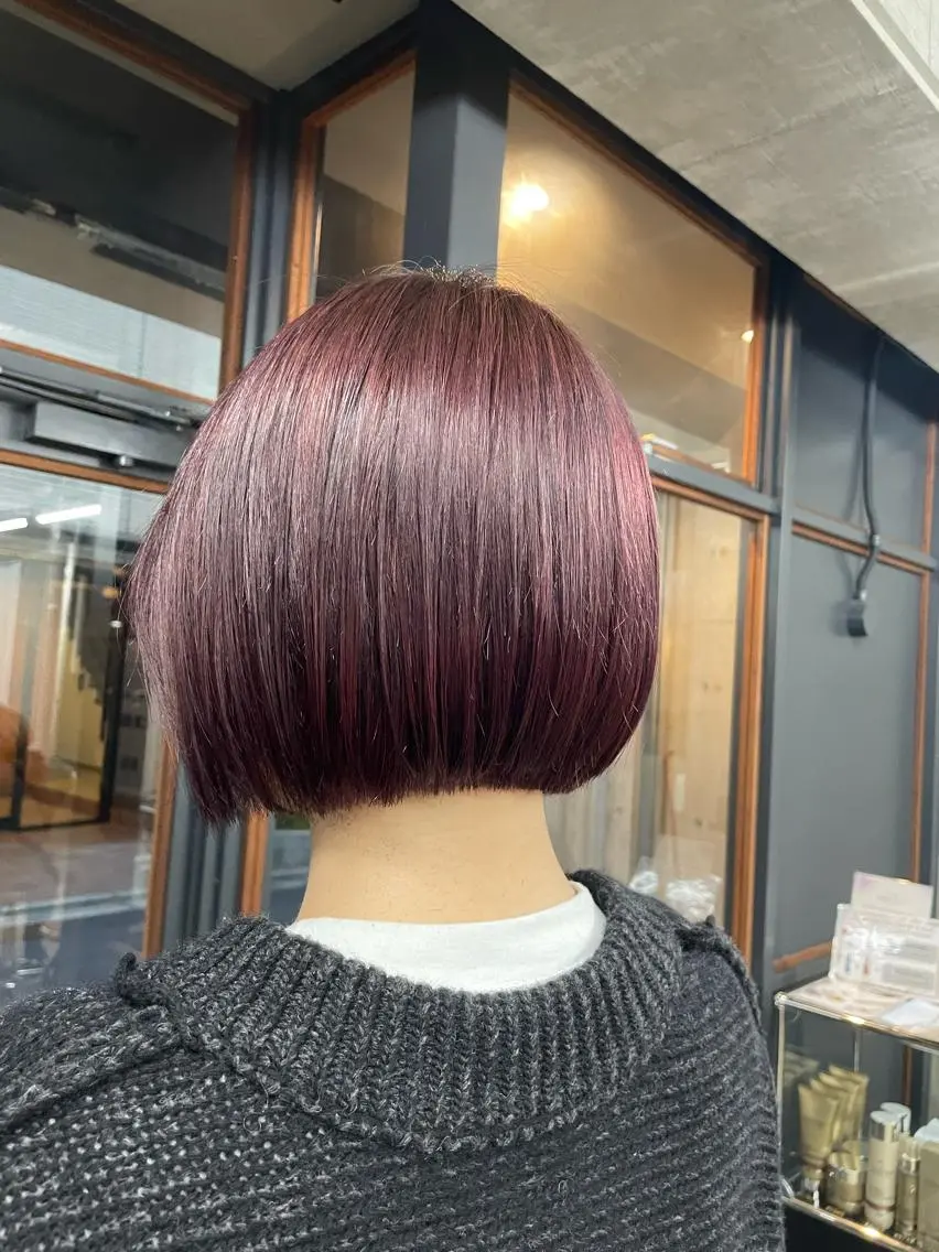 ショート カラー ブリーチ ルビー ボブ レイヤー/透明感 カラー ☽EMIRIのヘアスタイル