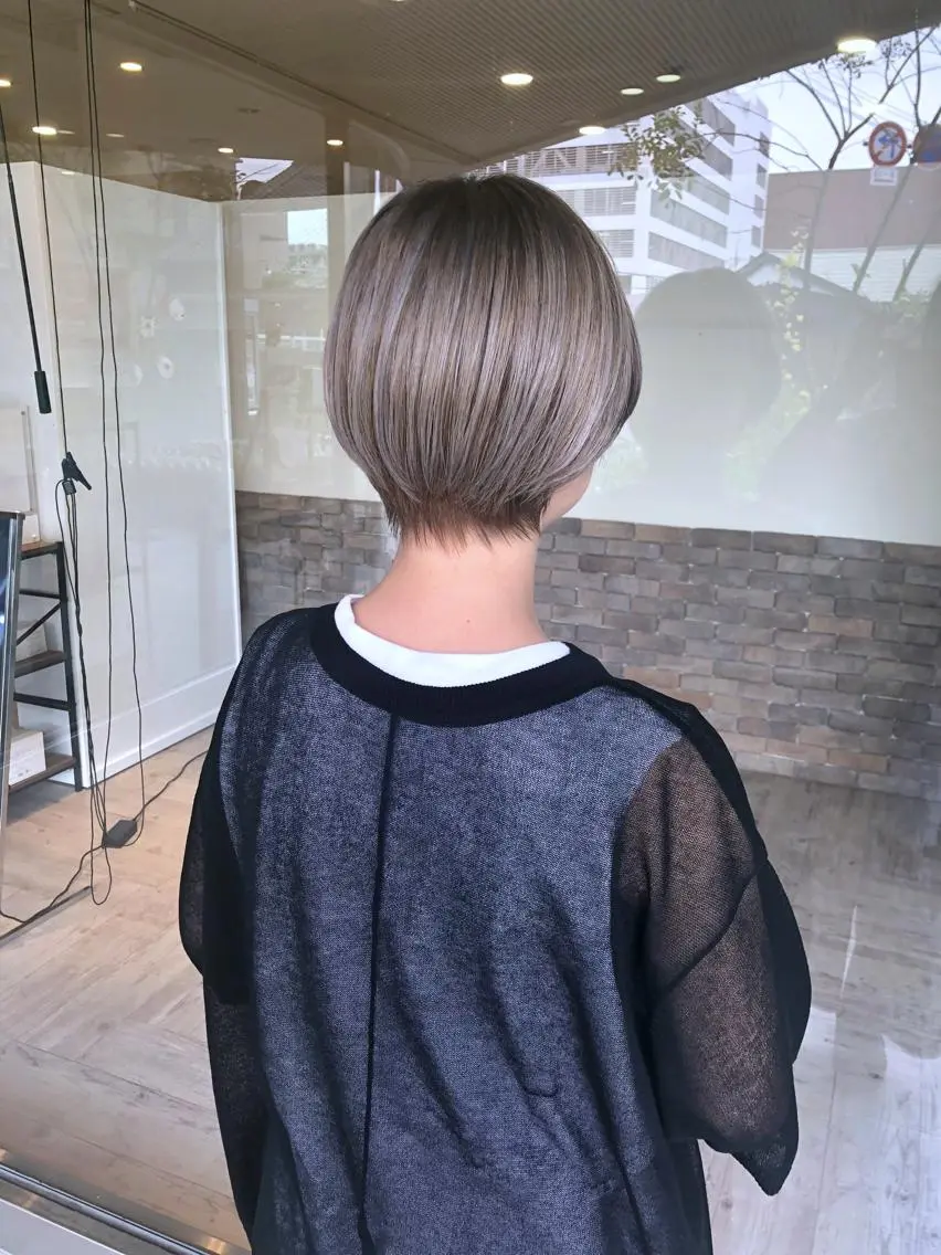 ショート カラー ブリーチ ヘアカラー 進 詩織のヘアスタイル