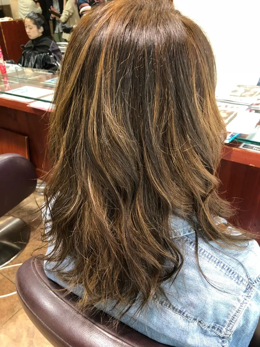 セミロング カラー デザインカラー ハイライトカラー ハイライト 星 沙織のヘアスタイル
