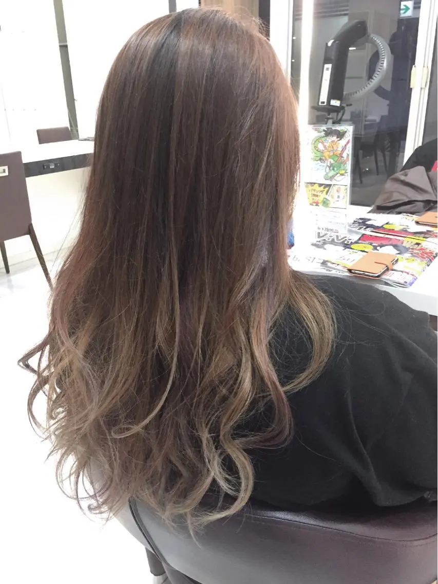 ロング カラー グラデーションカラー グレージュ 松本 明日可のヘアスタイル