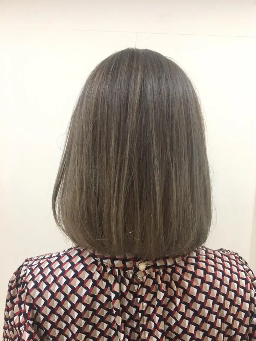 ミディアム カラー ベージュカラー ハイライトカラー ハイライト ぱつっとボブ/ 小野あかねのヘアスタイル