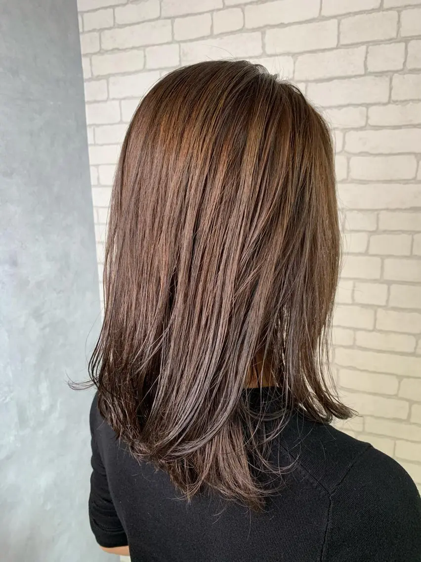 ミディアム カラー ハイライトカラー くせ毛 ハイライト アートディレクター 尾内 友美のヘアスタイル