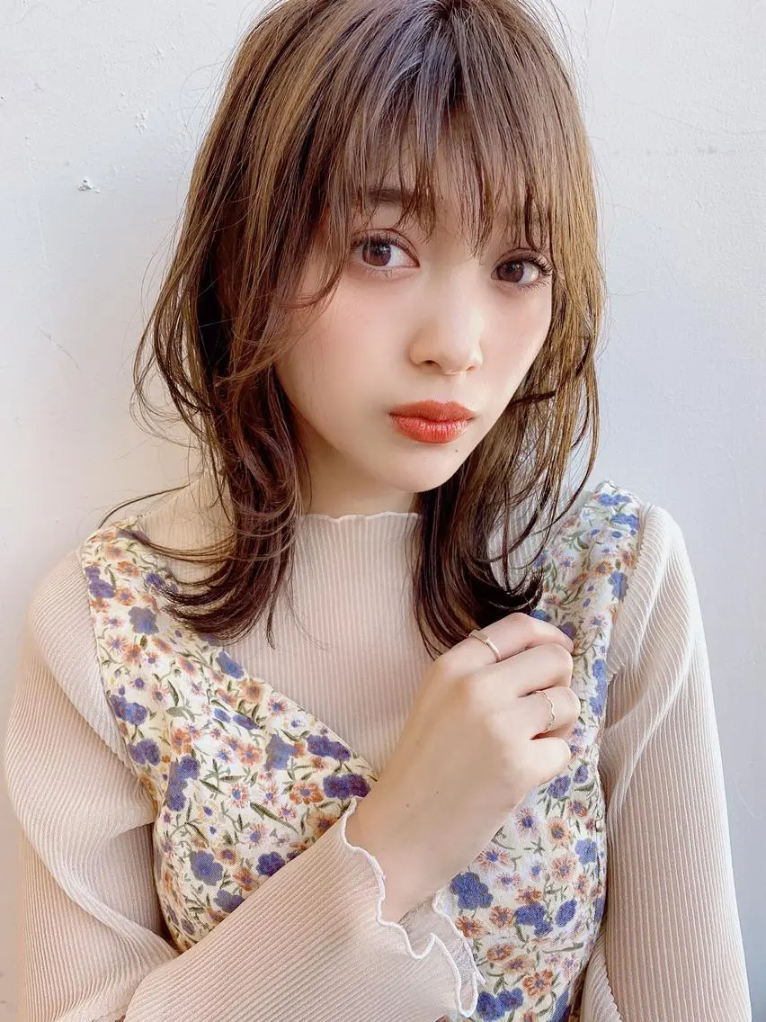 ミディアム レイヤーカット ウルフカット ウルフレイヤー 鎌倉 彩のヘアスタイル