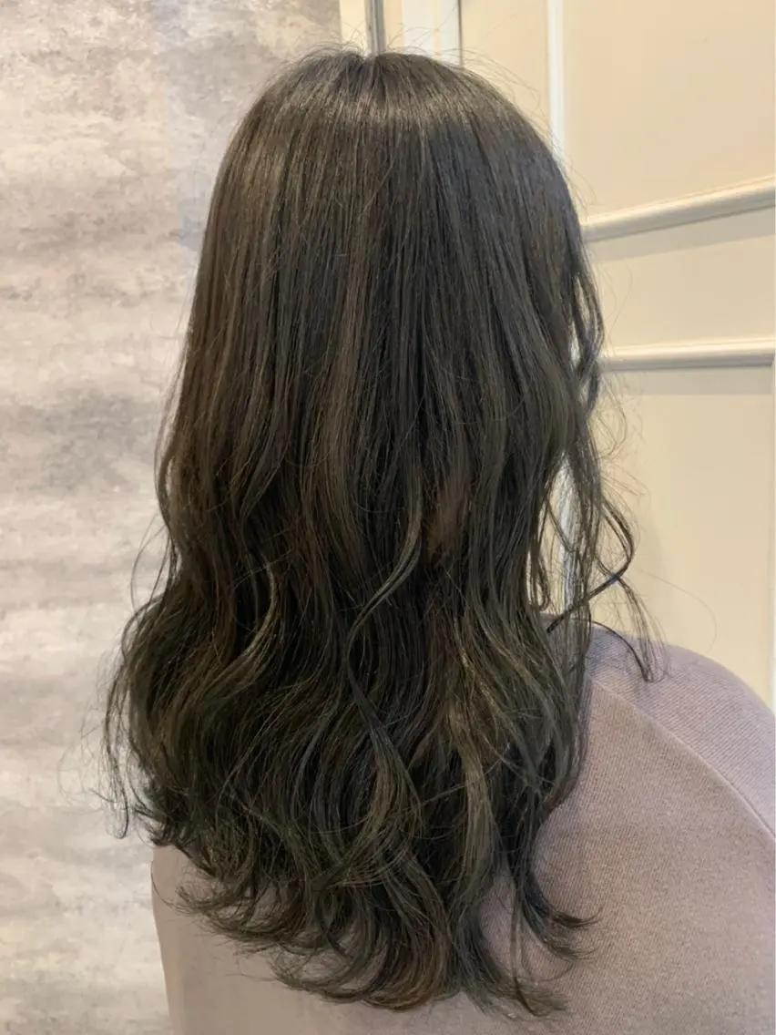 ロング カラー ブリーチ グレージュ ブリーチなしカラー オリーブグレージュ オリーブグレー ヘアカラー Blanco Color&Careのヘアスタイル