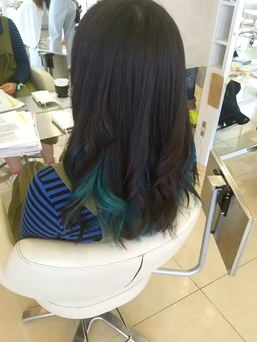 カラー ブルーカラー SALOWIN栄 高須大貴のヘアスタイル