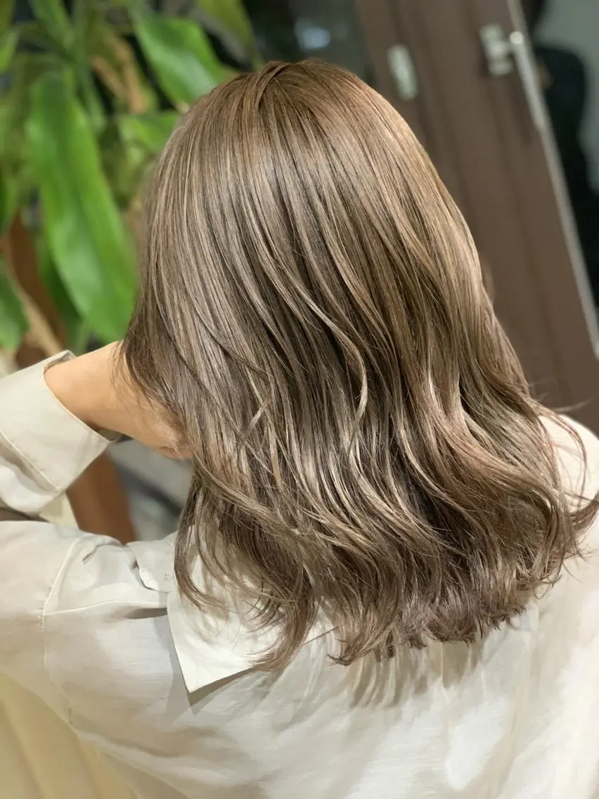 セミロング カラー ベージュカラー ミルクティーベージュ ハイトーン得意😍 Lumiereのヘアスタイル