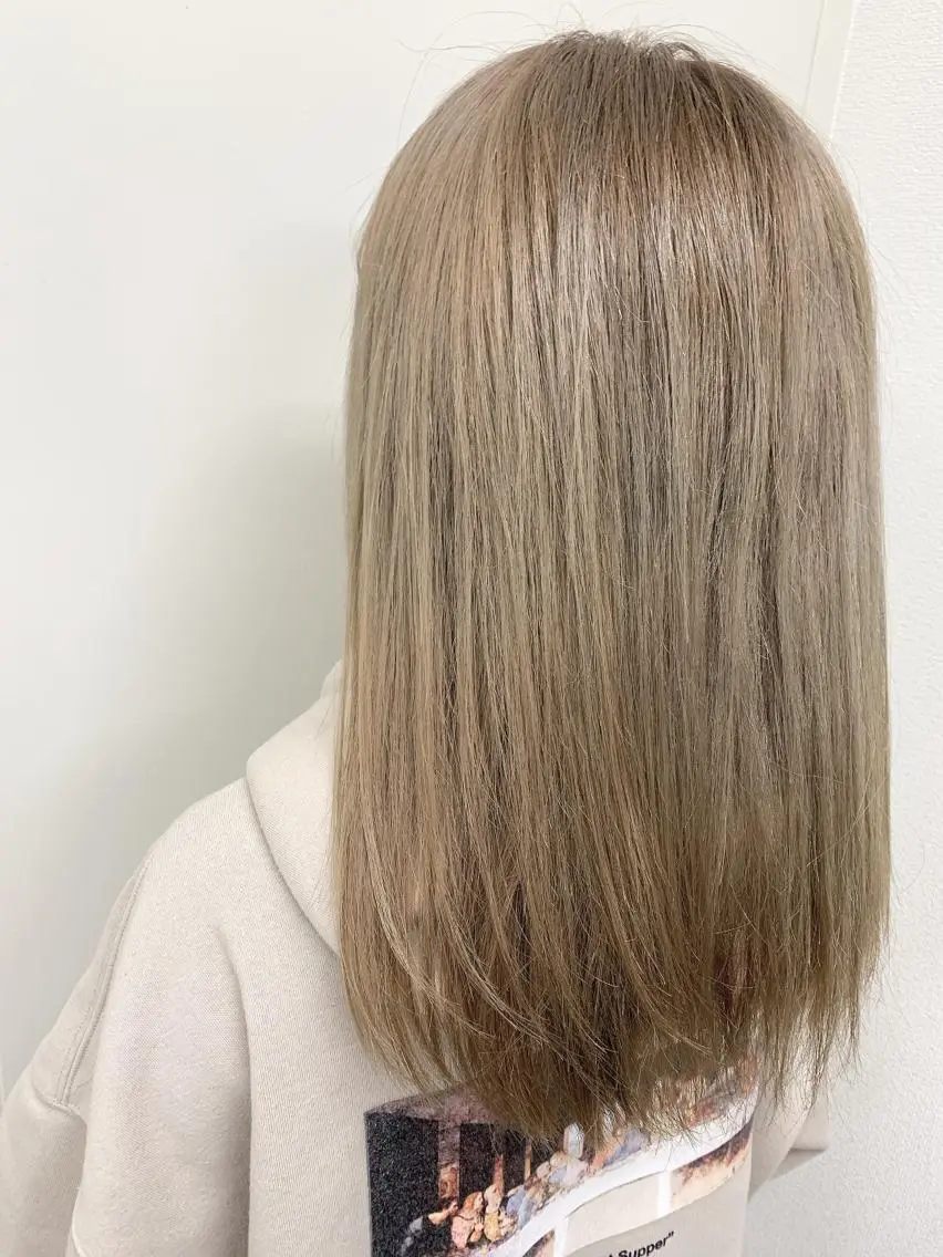 セミロング カラー ベージュカラー ブリーチ ハイトーンカラー ホワイトベージュ stylist Yukieのヘアスタイル
