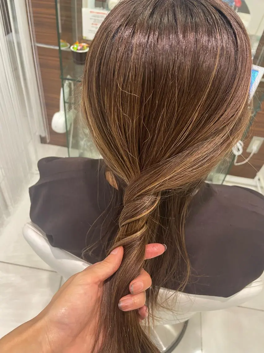 セミロング ヘアアレンジ ハイライト ヘアカラー 佐々木 麻純のヘアスタイル