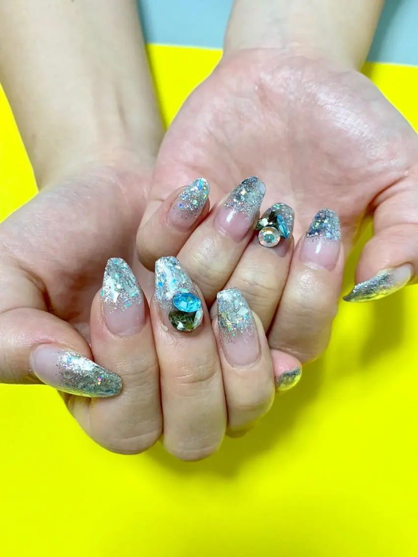 ネイル グラデーション ホログラムネイル キラキラネイル ハンドネイル 🌙🫧CHARME (RUKA)🦋🫧のネイルデザイン