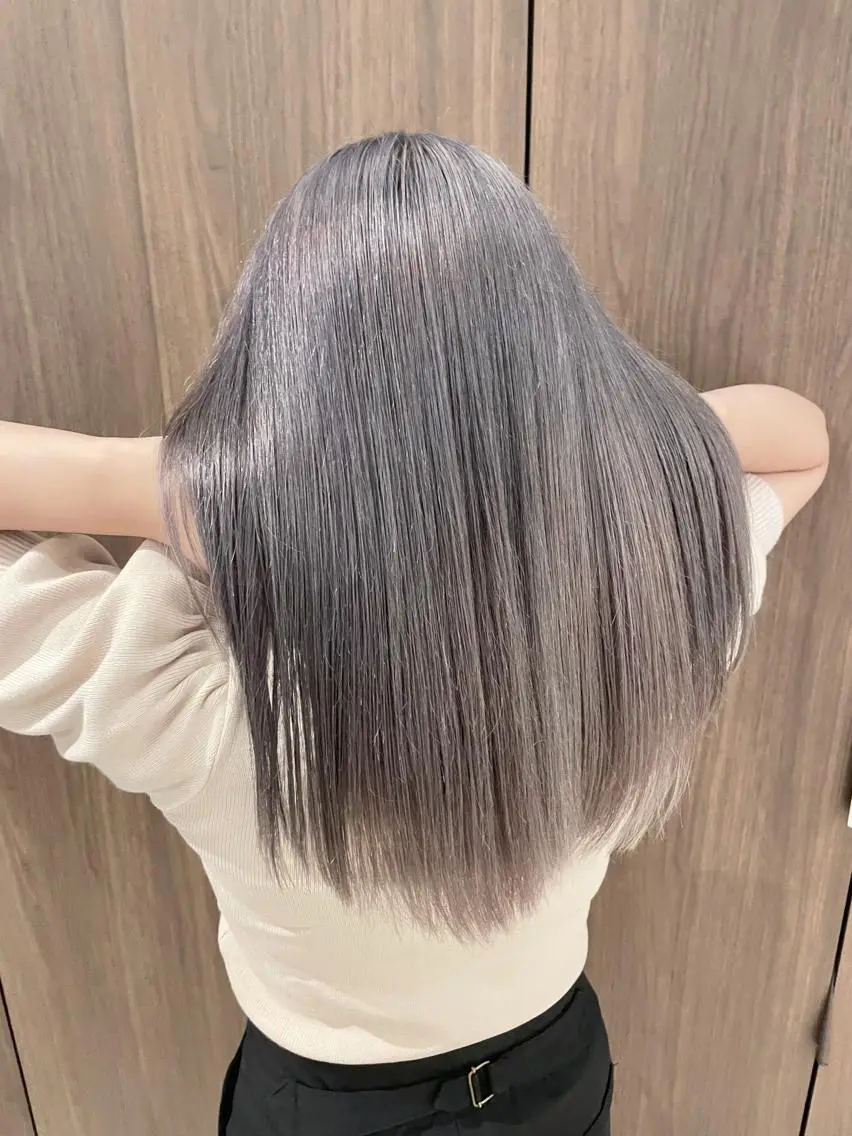 ロング カラー ブリーチ ブルーカラー ケアブリーチ シルバー 🩵アンブレラカラー 髪質改善 丸尾】のヘアスタイル
