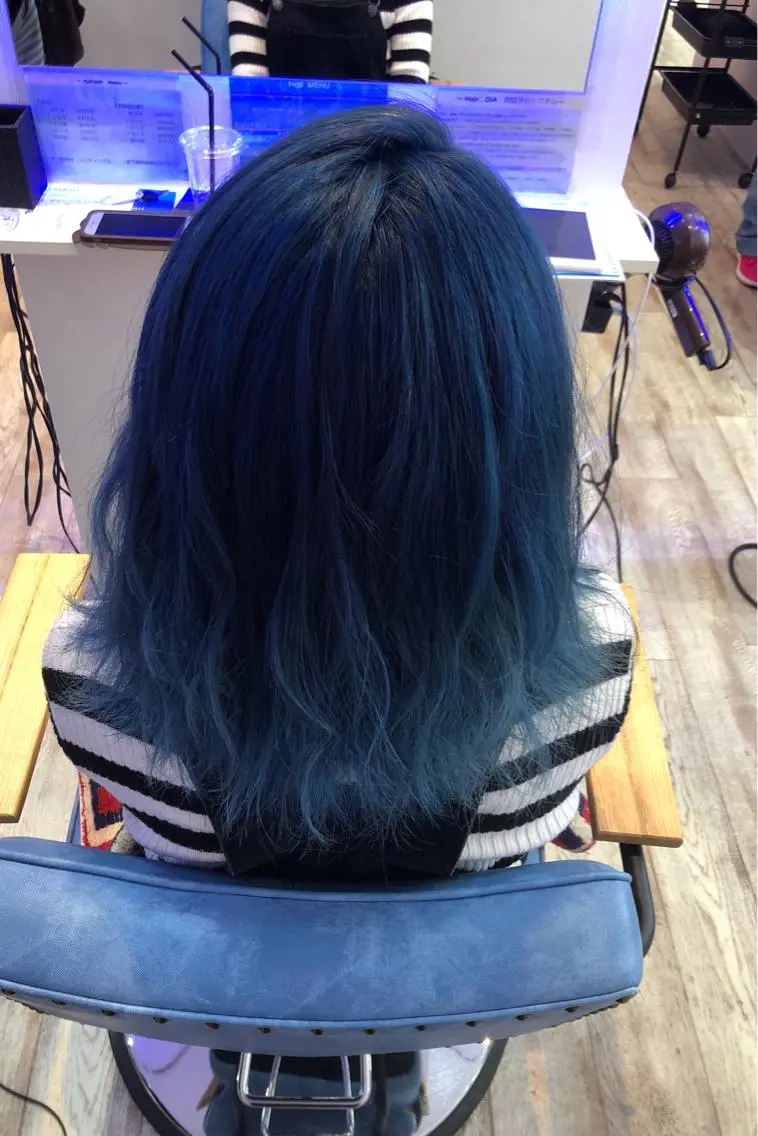 ミディアム カラー ブリーチ ブルーカラー グラデーションカラー 白井 つづりのヘアスタイル