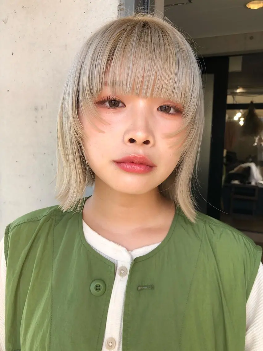 ミディアム カラー 切りっぱなしボブ ハイトーンカラー ボブ 外ハネヘア トレンドヘア🌿 chinariのヘアスタイル