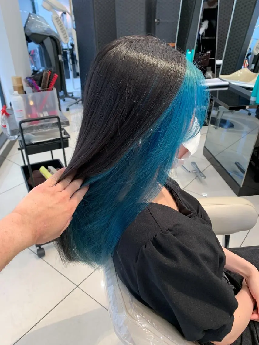 セミロング カラー ブリーチ ブルーカラー ケアブリーチ インナーカラー あらげ 🌈推しカラー🌈ᵕのヘアスタイル