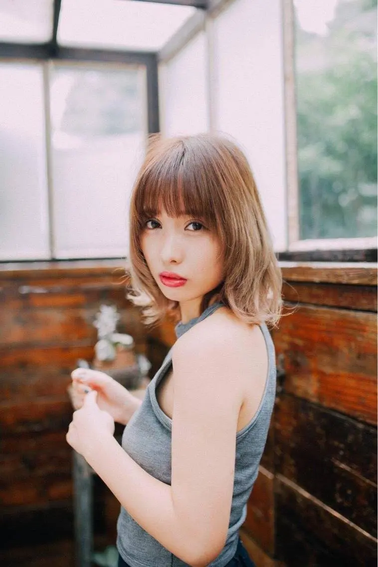 ミディアム 佐藤 香織のヘアスタイル