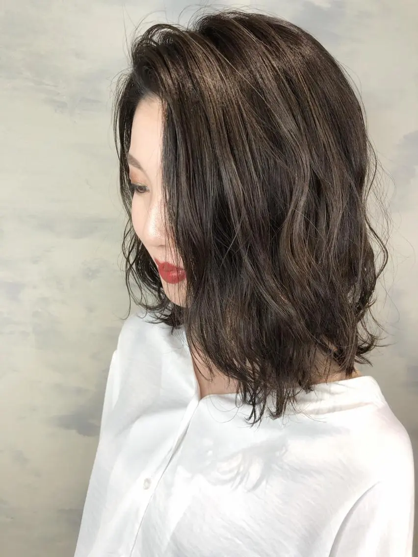 ミディアム カラー グレージュ biscohair 髪にドラマを。のヘアスタイル