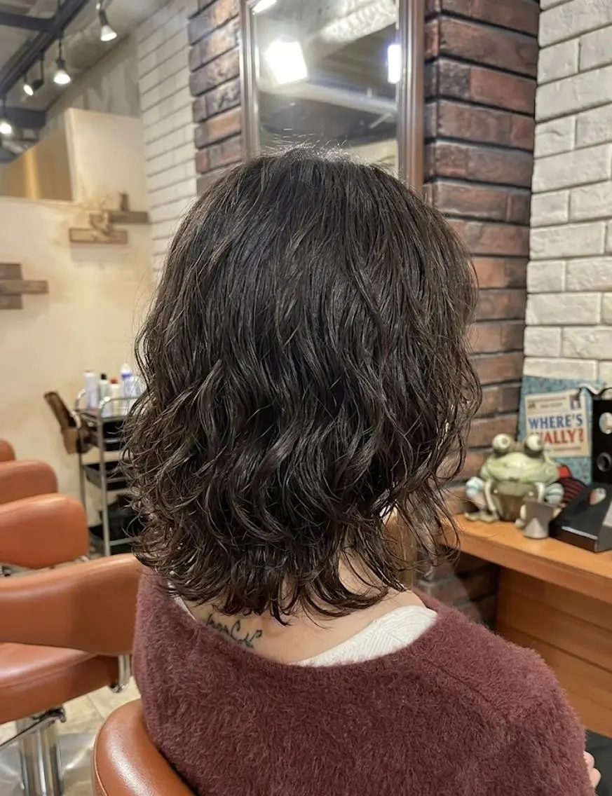 ミディアム パーマ アッシュ アッシュブラウン くびれヘア レイヤーカット 小顔カット カット ヘアカラー トリートメント ヘッドスパ flencia 丸 和博|カットのヘアスタイル
