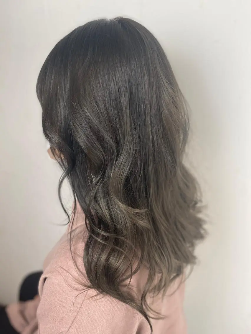 ミディアム カラー グラデーションカラー ハラ ルイスのヘアスタイル