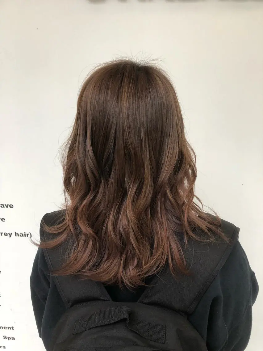 セミロング カラー グレージュ ハイライトカラー ハイライト ヘアカラー トリートメント 東條 克義のヘアスタイル