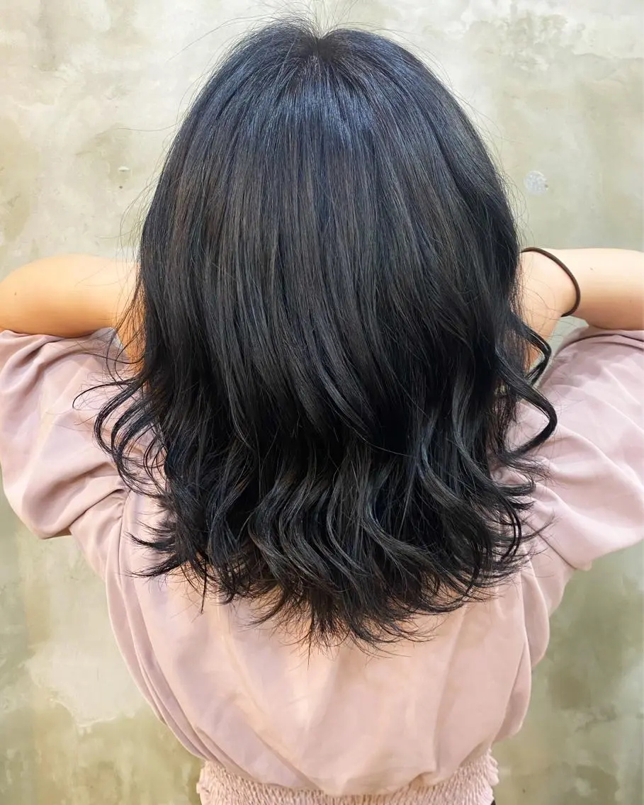 ミディアム カラー ヘアアレンジ 黒髪 ブリーチ ブルーカラー ブルーブラック 志賀 あずみのヘアスタイル