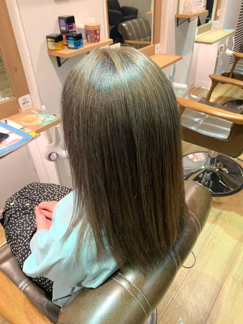 ロング カラー ブリーチ 透明感カラー グレージュ ブリーチなしカラー ヘアカラー トリートメント ツキダテ ユイのヘアスタイル