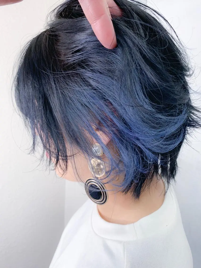 ショート カラー 黒髪 ブルーカラー ブルーブラック ハイライトカラー インナーカラー カット ヘアカラー BOX mico.のヘアスタイル
