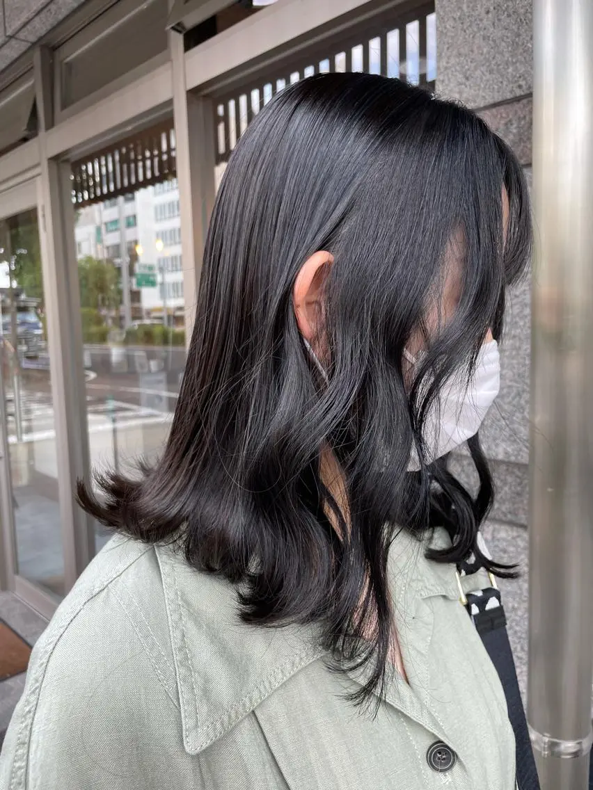 ミディアム カラー ヘアアレンジ 黒髪 ブルーカラー ブルーブラック 透明感カラー ハイライトカラー イワタ マハ/ minim hairのヘアスタイル