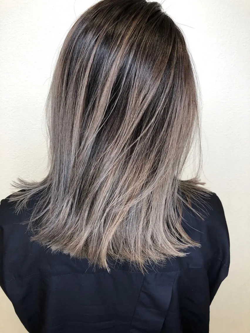 ミディアム カラー バレイヤージュ デザインカラー グレージュ ハイライトカラー ハイライト 海外風レイヤーカット 👑店長 平松 由のヘアスタイル