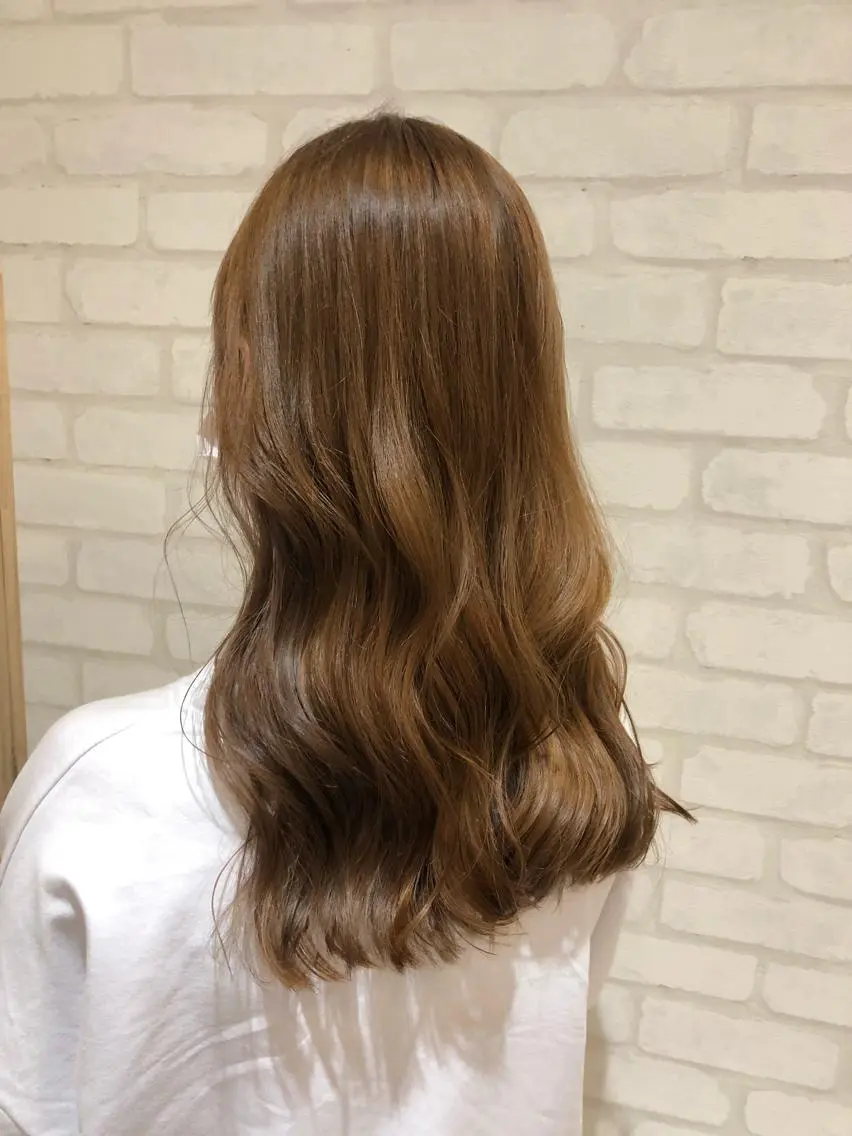 セミロング ヘアカラー あだち ゆかのヘアスタイル