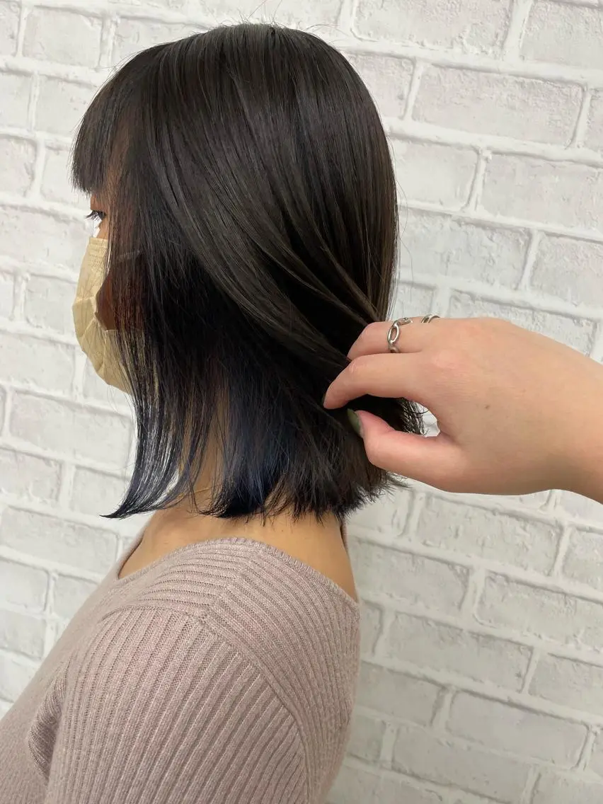 ミディアム カラー ブルーカラー インナーカラー 外ハネヘア カット ヘアカラー 川上 紗也加のヘアスタイル