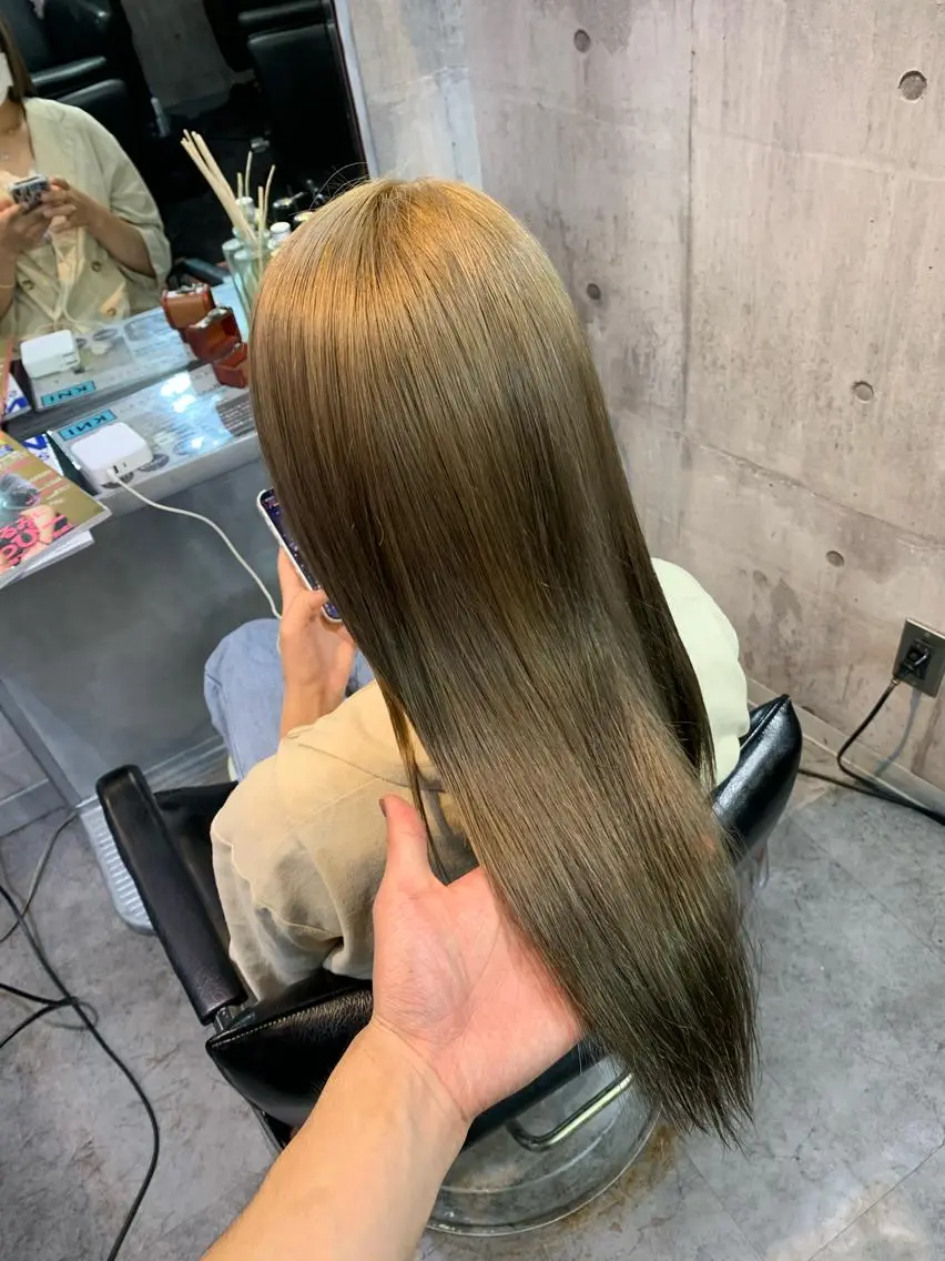 ロング カラー グレージュ ヘアカラー トリートメント ハイトーン/メンズ/ ウルフ特化 小松のヘアスタイル