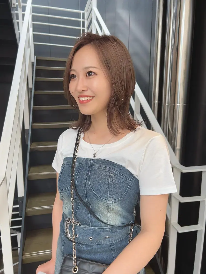 ミディアム 韓国🇰🇷レイヤー カットオリーブカラーのヘアスタイル