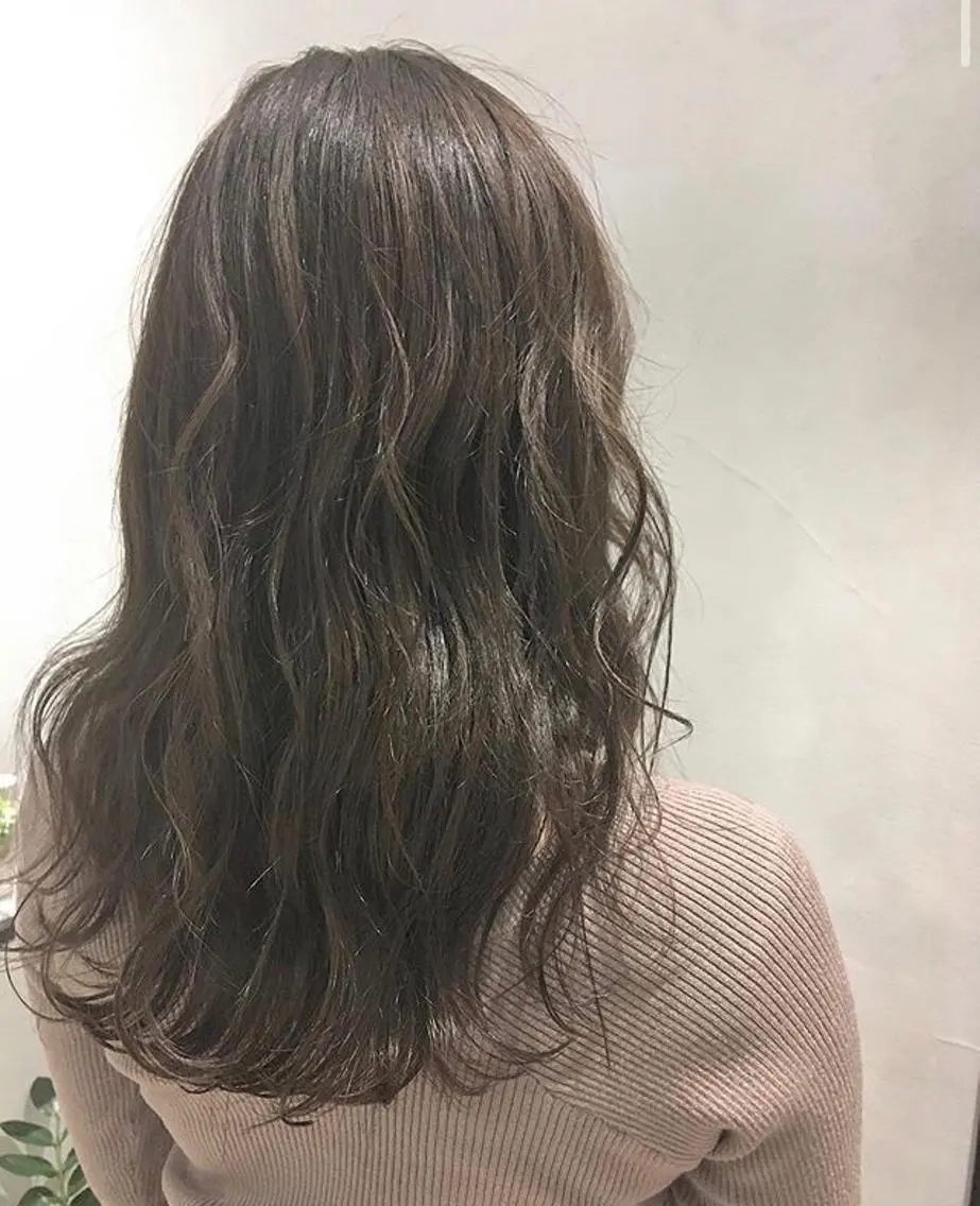ロング カラー ヘアアレンジ アッシュ ブリーチ グレージュ ハイトーンカラー ブリーチなしカラー エグチ アキラのヘアスタイル