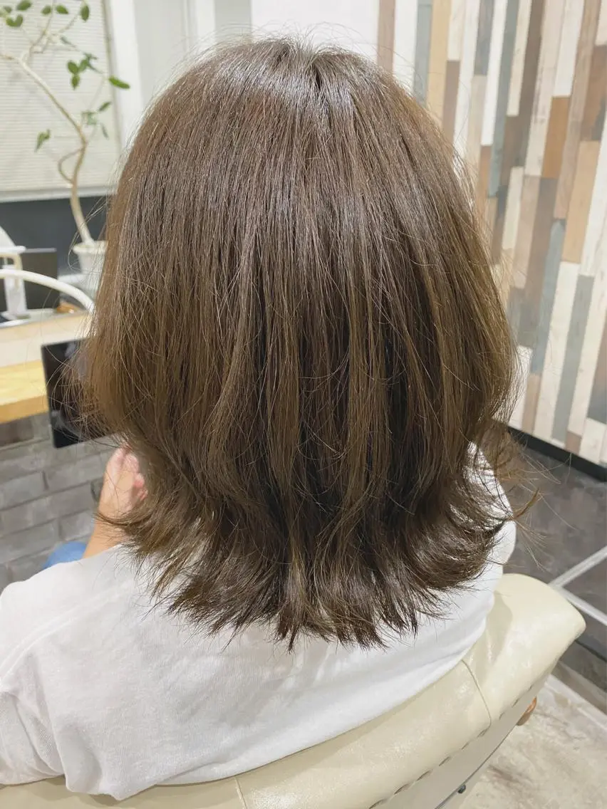 ミディアム カラー ベージュカラー オリーブベージュ 杉山 莉香のヘアスタイル