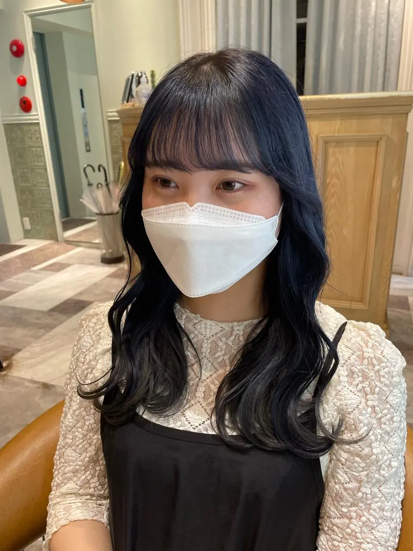 カラー 黒髪 ブルーカラー ブルーブラック ヘアカラー 木屋元一/縮毛矯正 /前髪/レイヤーのヘアスタイル