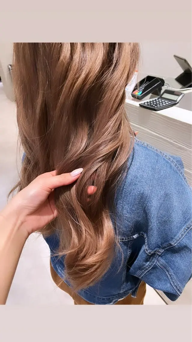 ロング カラー サキ🤍ハイトーン 🪩レイヤーカットのヘアスタイル