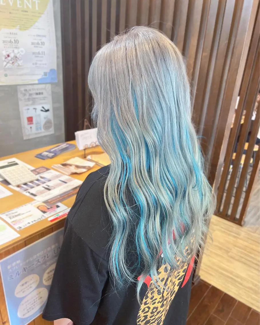 セミロング カラー ブリーチ シルバー 具志 正太のヘアスタイル